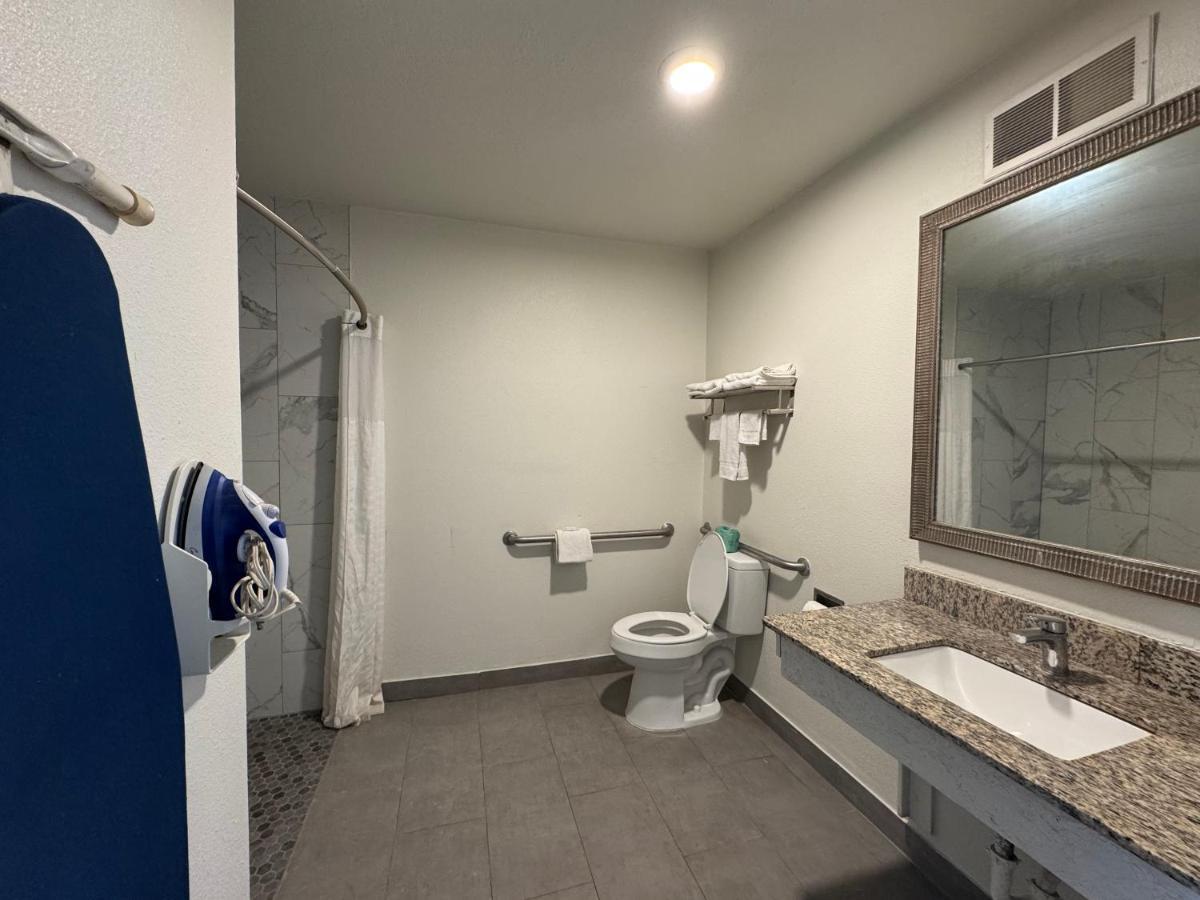 Clarion Inn & Suites Dothan South image 9